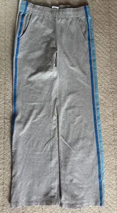 adidas グレー ジャージパンツ サイドストライプ　S