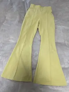 フレアパンツ レディース　サイズM スカラップウエスト　ピスタチオベージュ　美品