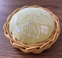 新品未使用　手作りピンクッション　籐籠入　刺繍黄緑綿生地　8cm✖️8cm✖️4cm