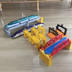 プラレール車両2つと橋脚・橋セット