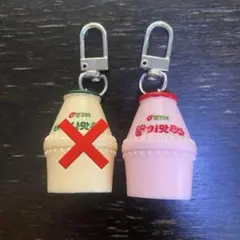 韓国雑貨　イチゴ牛乳キーホルダー