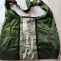 刺繍入り緑色サコッシュ 約35cm x 25cm x10㎝