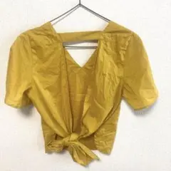 背中見せ　トップス