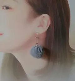 ピアス、即日発送、秋冬アイテム、ぽんぽん、グレー