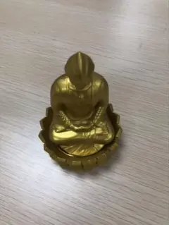 金色の仏像 置物 蓮の花台座付き