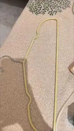 イエロープラスチックハンガー