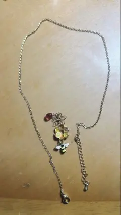 ハニカムと蜂と花のチャーム付きネックレス