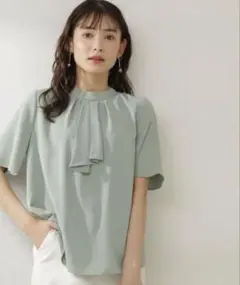 【NATURAL BEAUTY BASIC】ハイネックラッフルボウタイブラウス
