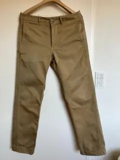 ベージュ スリムフィット チノパン