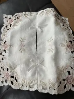 刺繍入りホワイトティッシュボックスカバー