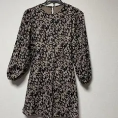 ベージュと黒の抽象模様の長袖ワンピース