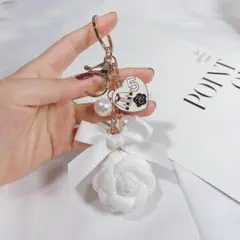 ラスト1点☆新品☆ホワイト☆パール&リボン付き カメリア キーホルダー