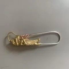 金色のバッタのデザイン安全ピン