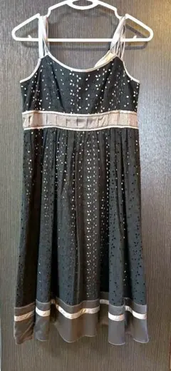 刺繍入り黒ノースリーブワンピース