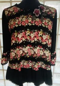 へっぽこ先生の黒花柄カットトップス