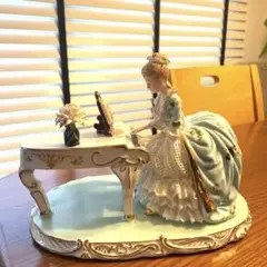 女性ピアニスト置物 (陶器製)