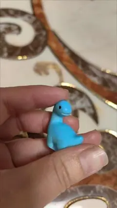 青い恐竜型ミニチュアフィギュア