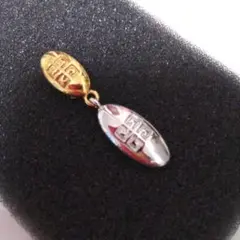 ジバンシー・金色と銀色のイヤリング 片耳のみ