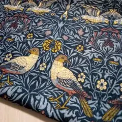 ◇カーテン生地◇　はぎれ　紺系　　鳥や植物　53 × 150