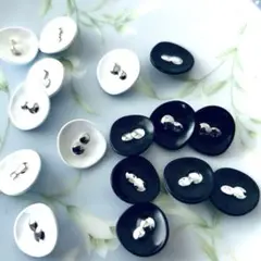 黒と白のプラスチックボタンセット2色12個