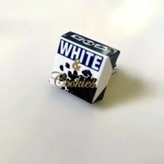 カプセルトイ　チロルチョコ　指輪　リング　ガチャガチャ　ホワイト　クッキー