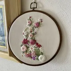 丸 ローズうさぎさん 刺繍 壁掛け インテリア　ハンドメイド　お部屋 店舗