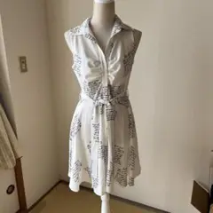 ノースリーブシャツワンピース ホワイト 文字プリント