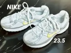 【極美品】【23.5cm】ナイキNIKE 軽量ランニングシューズ白　女性　運動靴