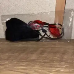 子供用赤いゴーグルとスイムキャップ