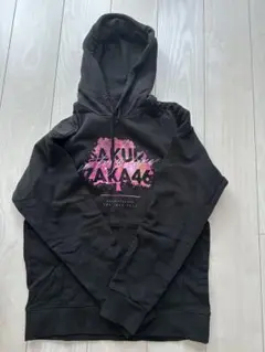 黒のプリント入りフード付きパーカー