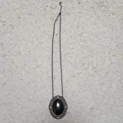 黒のオーバル型ペンダントネックレス