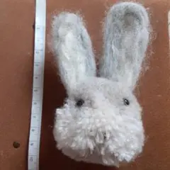 ハンドメイドうさぎ羊毛フェルトブローチ