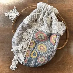 ハンドメイド。1点限りミナペルホネンpathの巾着。pathのブローチ付き。