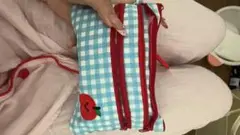 水色と赤のチェック柄ポーチ