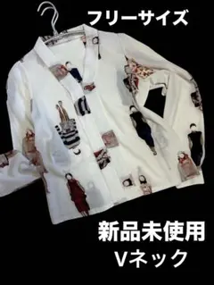 [新品.未使用]白地に人物プリント　長袖Vネックシャツ　フリーサイズ