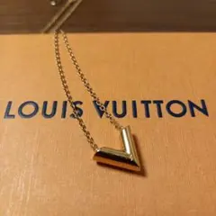 LOUIS VUITTON ルイヴィトン V ネックレス エセンシャル ゴールド