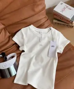 ALO ホワイト 半袖TシャツM....