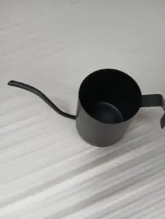 黒い金属製注ぎ口付きケトル