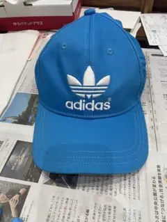 adidas 青 キャップ ロゴ入り