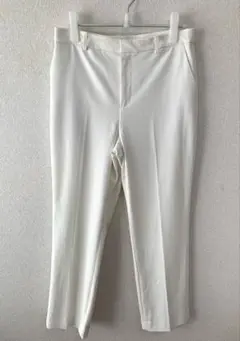 ユニクロUNIQLOホワイト スラックス　センタープレスあり　クロップドパンツ