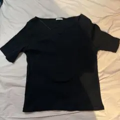 黒いVネック半袖Tシャツ