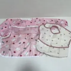 ウサギとイチゴの袖付きエプロン　ポケット付き