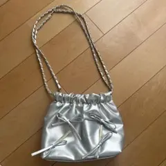 リボン付きシルバーショルダーバッグ