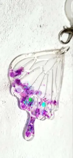 紫ラメの蝶の羽チャーム