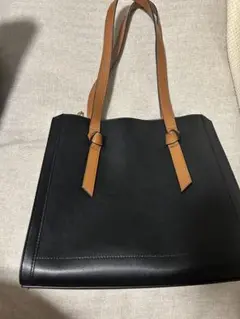 シンプルなブラックトートバッグ