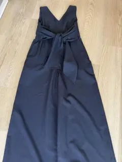 黒のVネックリボン付きオールインワン