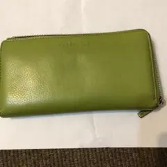 珍しいグリーンの長財布