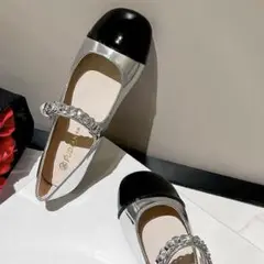 シルバーと黒のストラップ付きシューズ