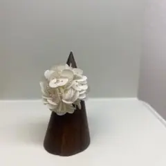 ハンドメイド　ホワイト花モチーフリング