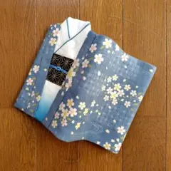 ブックカバー　打ち掛け　流水桜　青×白　文庫本サイズ